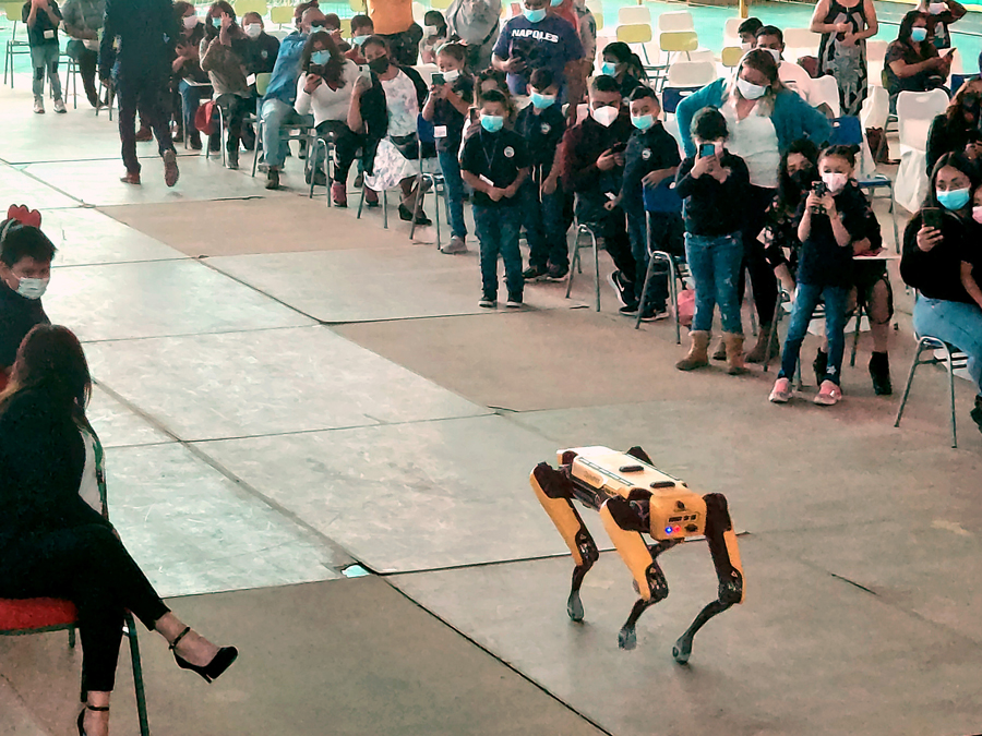 Spot, el perro robot que vigila un parque de Acciona en Chile – pv magazine  España